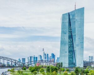 FX金融庁認可の取引所を比較する際のポイントは？